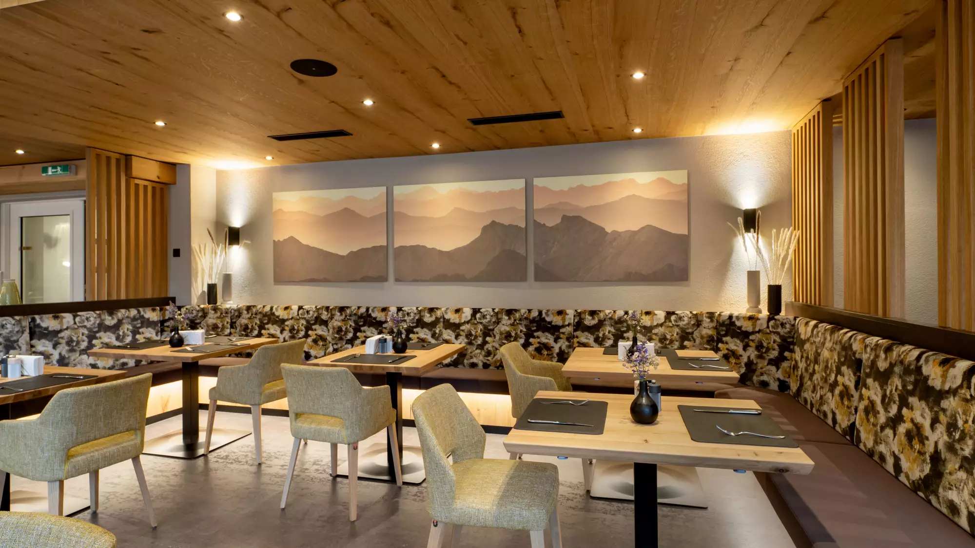 Stilvoll gestalteter Frühstücksraum am Morgen