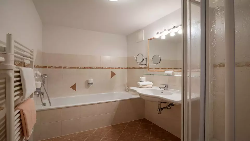 Badezimmer mit Badewanne in der Zillertal Suite
