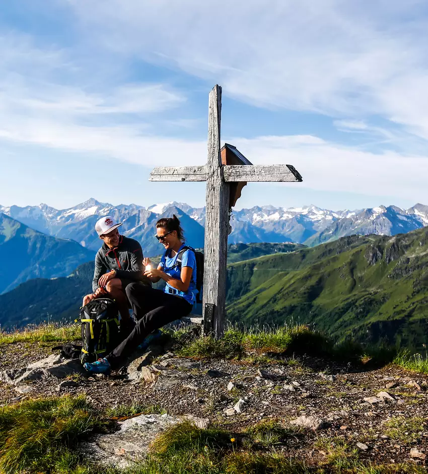 Wanderpause mit Bergkulisse