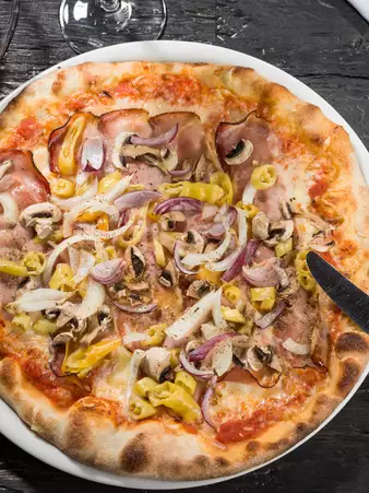 Pizza-Spezialität, liebevoll belegt und serviert