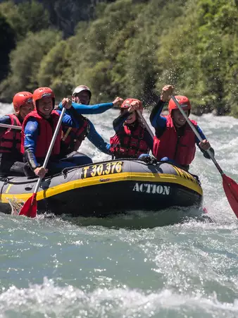 Gruppe beim Rafting auf einem Fluss