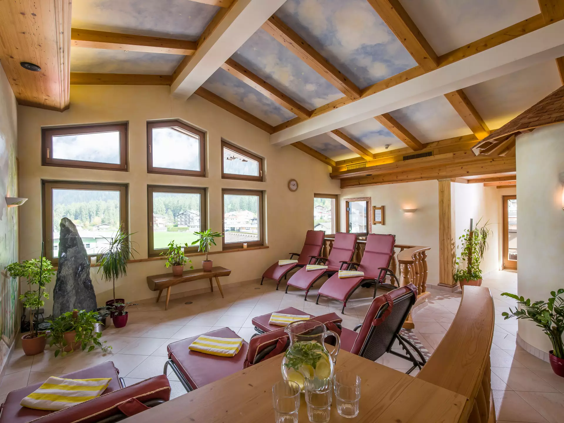 Gemütliche Liegen zum Entspannen im Saunabereich