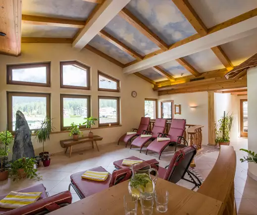 Gemütliche Liegen zum Entspannen im Saunabereich