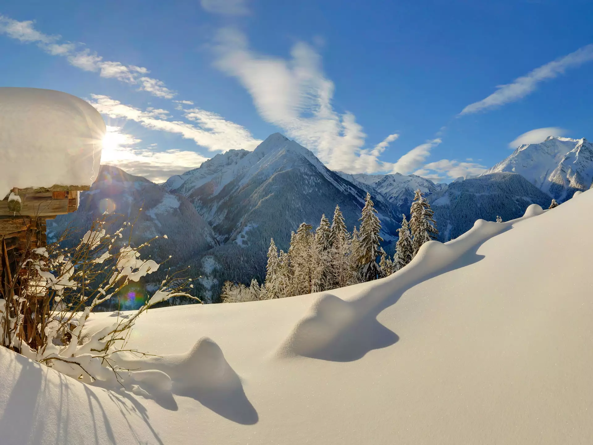 Schneebedeckte Hütte bei traumhaftem Winterwetter