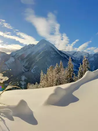 Schneebedeckte Hütte bei traumhaftem Winterwetter
