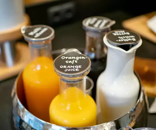 Verschiedene Fruchtsäfte auf dem Frühstücksbuffet