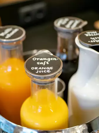 Verschiedene Fruchtsäfte auf dem Frühstücksbuffet
