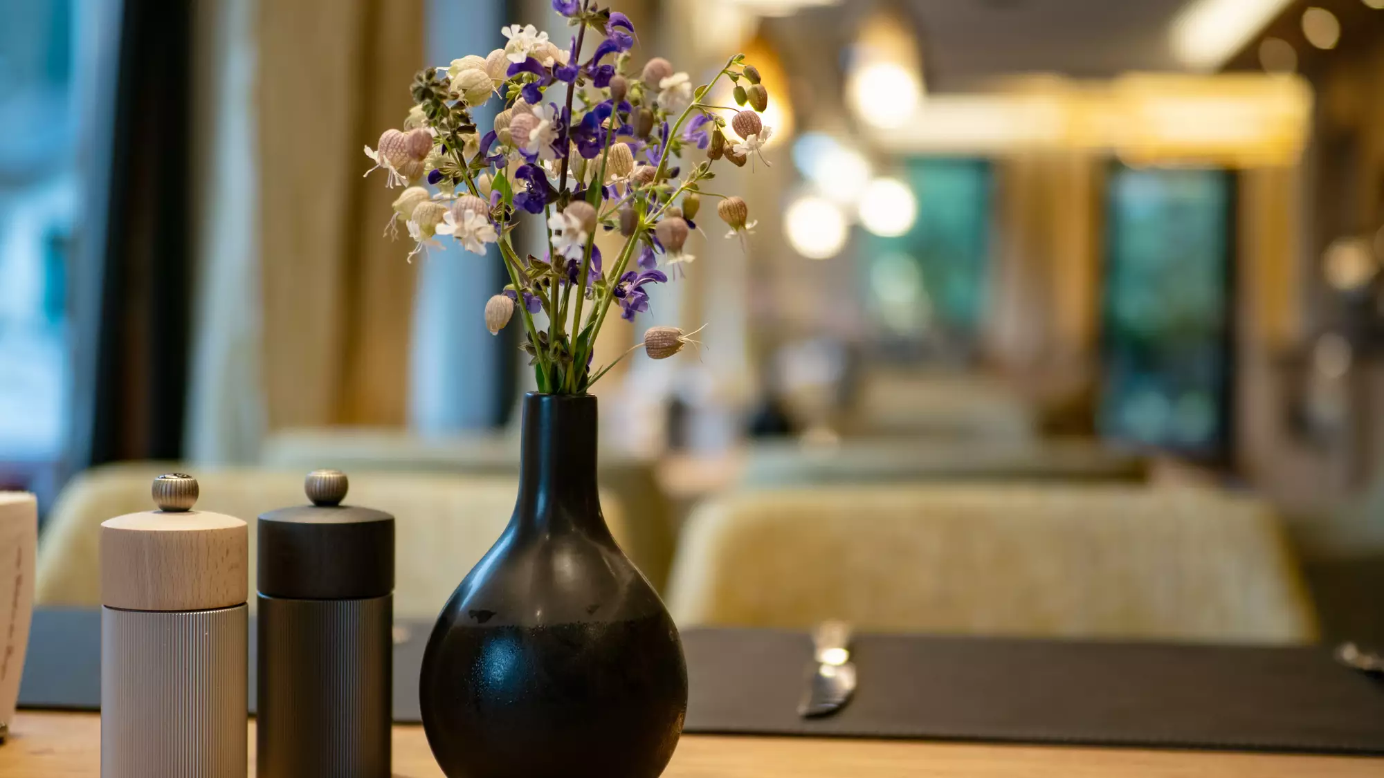 Detailaufnahme von einem Tisch mit Menagen