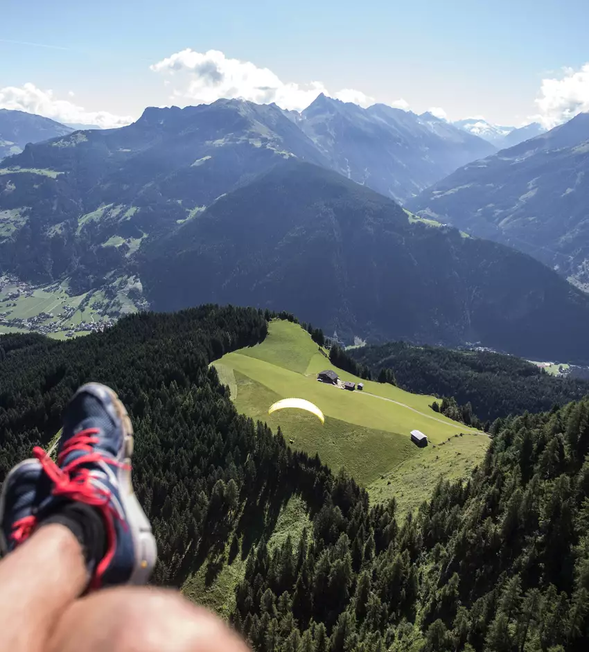 Aussicht von einem Paragleiter hoch über Mayrhofen