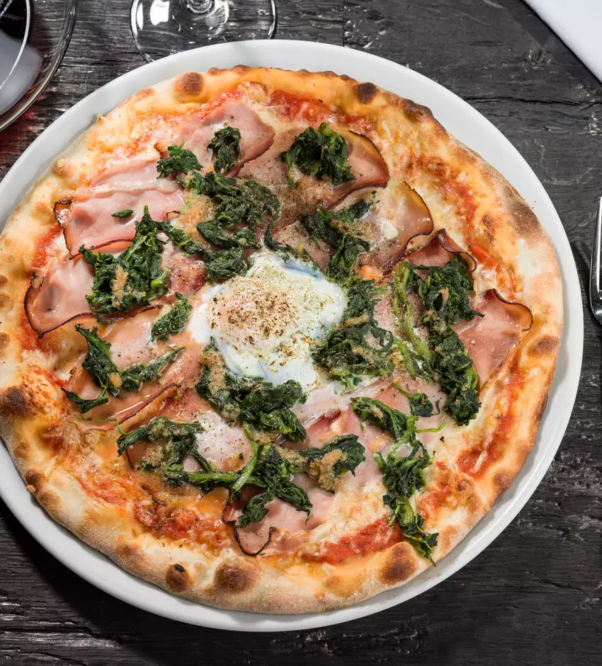 Hausgemachte Pizza mit knusprigem Boden