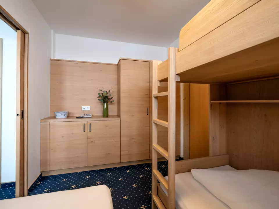 Separates Kinderzimmer in der Mansardensuite
