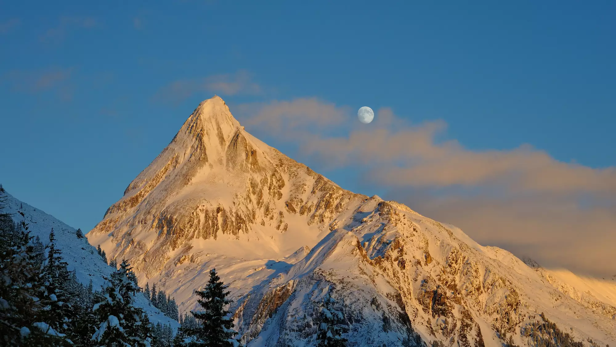 Abendstimmung über schneebedeckten Gipfeln
