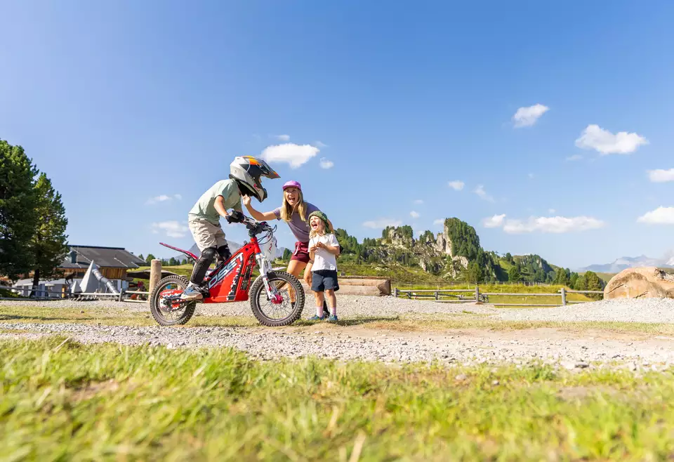 Junge auf einem E-Trial Bike