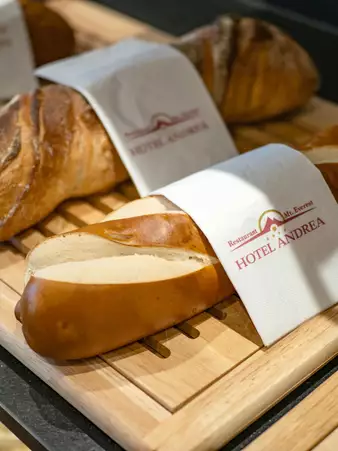 Verschiedene Brotsorten am Frühstücksbuffet