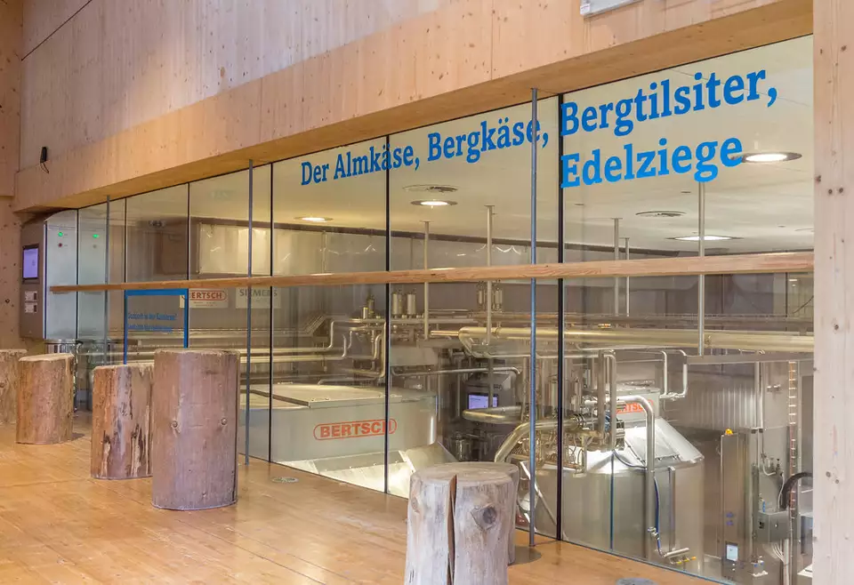 Käserei mit großem Fenster für Führungen in der Erlebnissennerei Zillertal