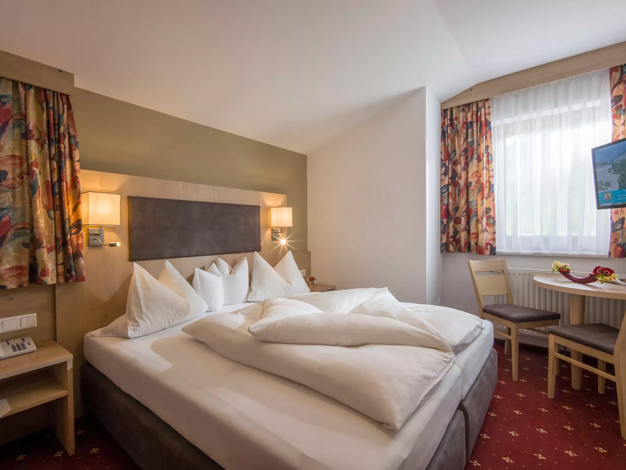 Mansardenzimmer mit zusätzlichem Wohnraum im alpinen Stil