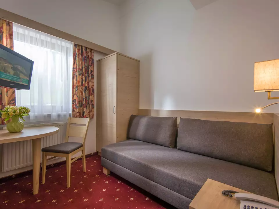 Gemütlicher Wohnbereich im Mansardenzimmer 
