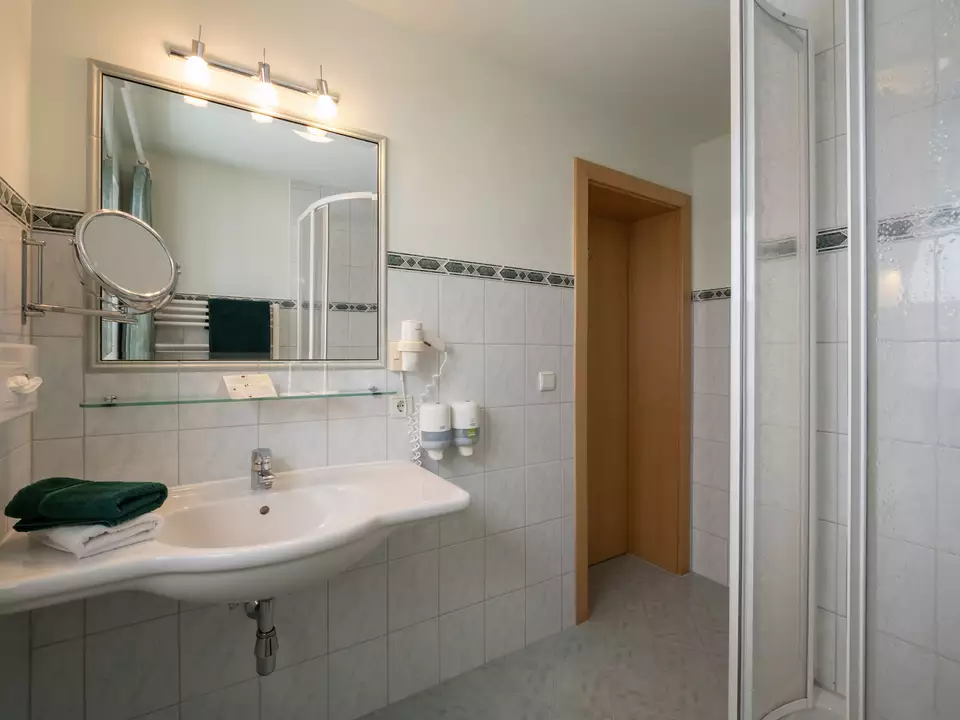 Badezimmer mit Dusche 