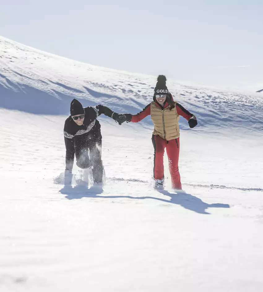 Gemeinsam unterwegs bei einer Winterwanderung im Schnee