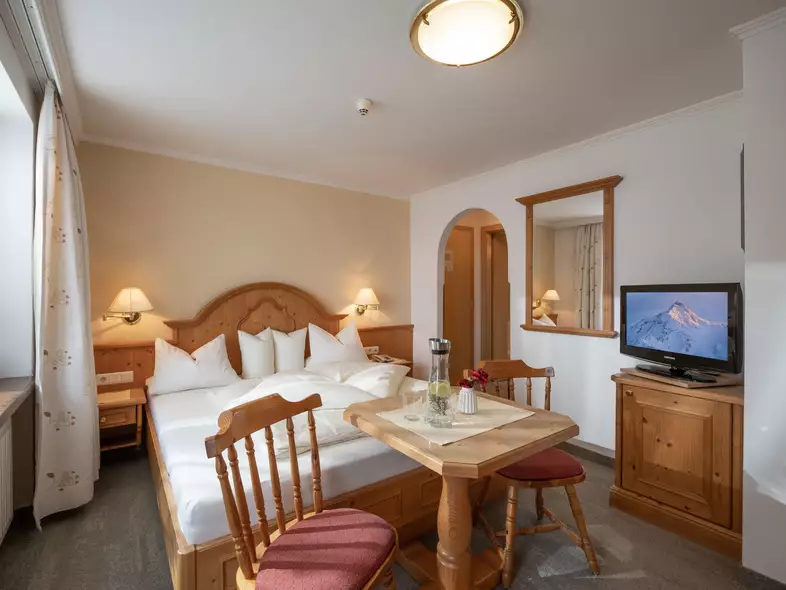 Gemütliches Hotelzimmer im alpinen Stil mit Holzinterieur