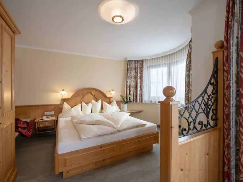 Gemütlicher und geräumiger Schlafbereich in der Steinerkogel Suite