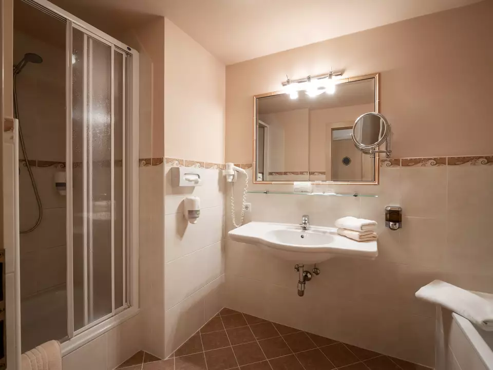 Blick in das Badezimmer des Hotelzimmer Finkenberg