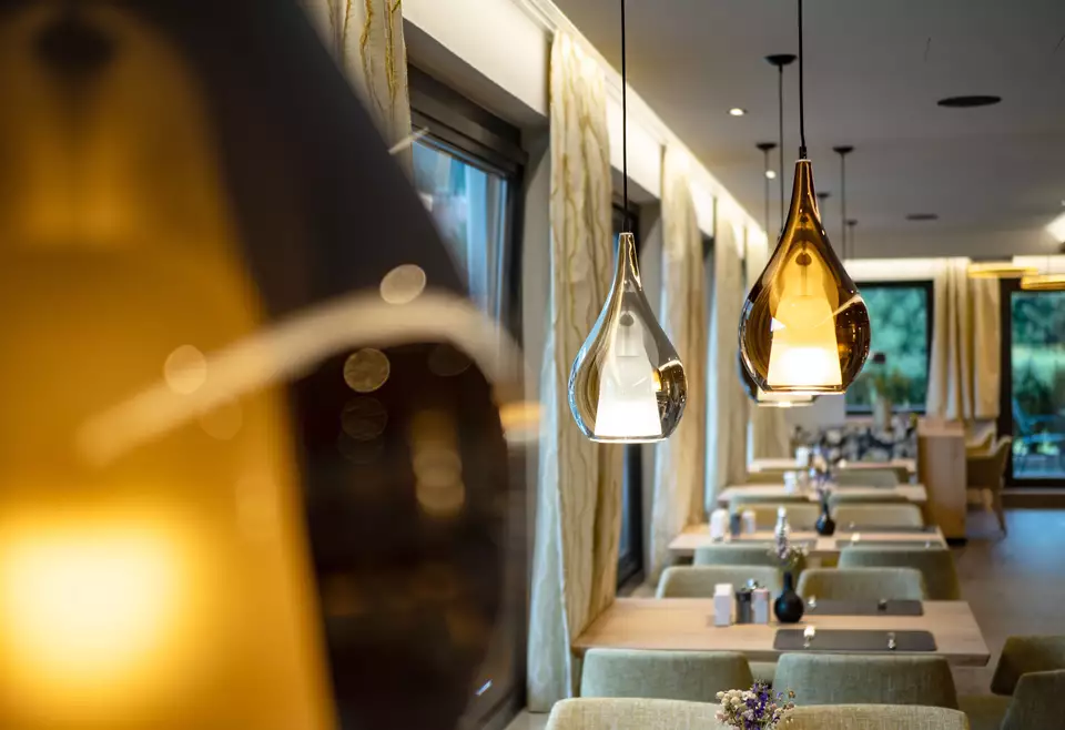 Dekorative Lampen im liebevoll gestalteten Frühstücksbereich