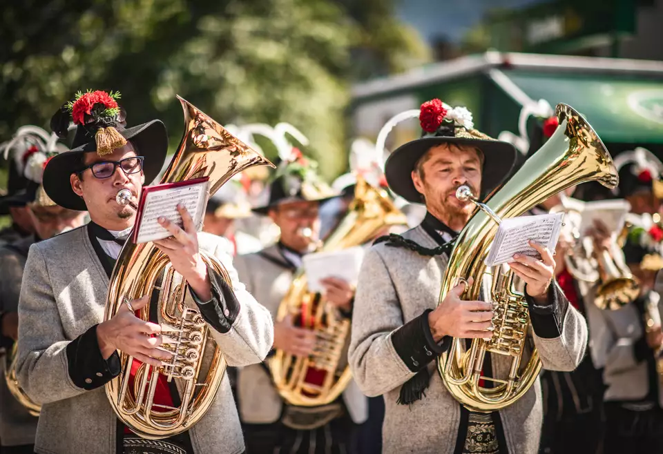 Musikanten spielen in traditioneller Kleidung ihre Instrumente
