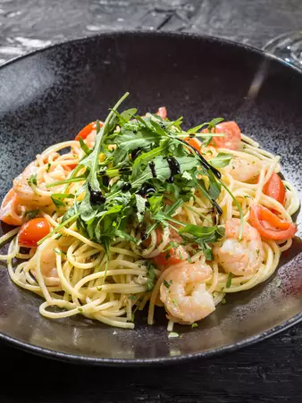 Fein angerichtetes Gericht mit hochwertigen Zutaten