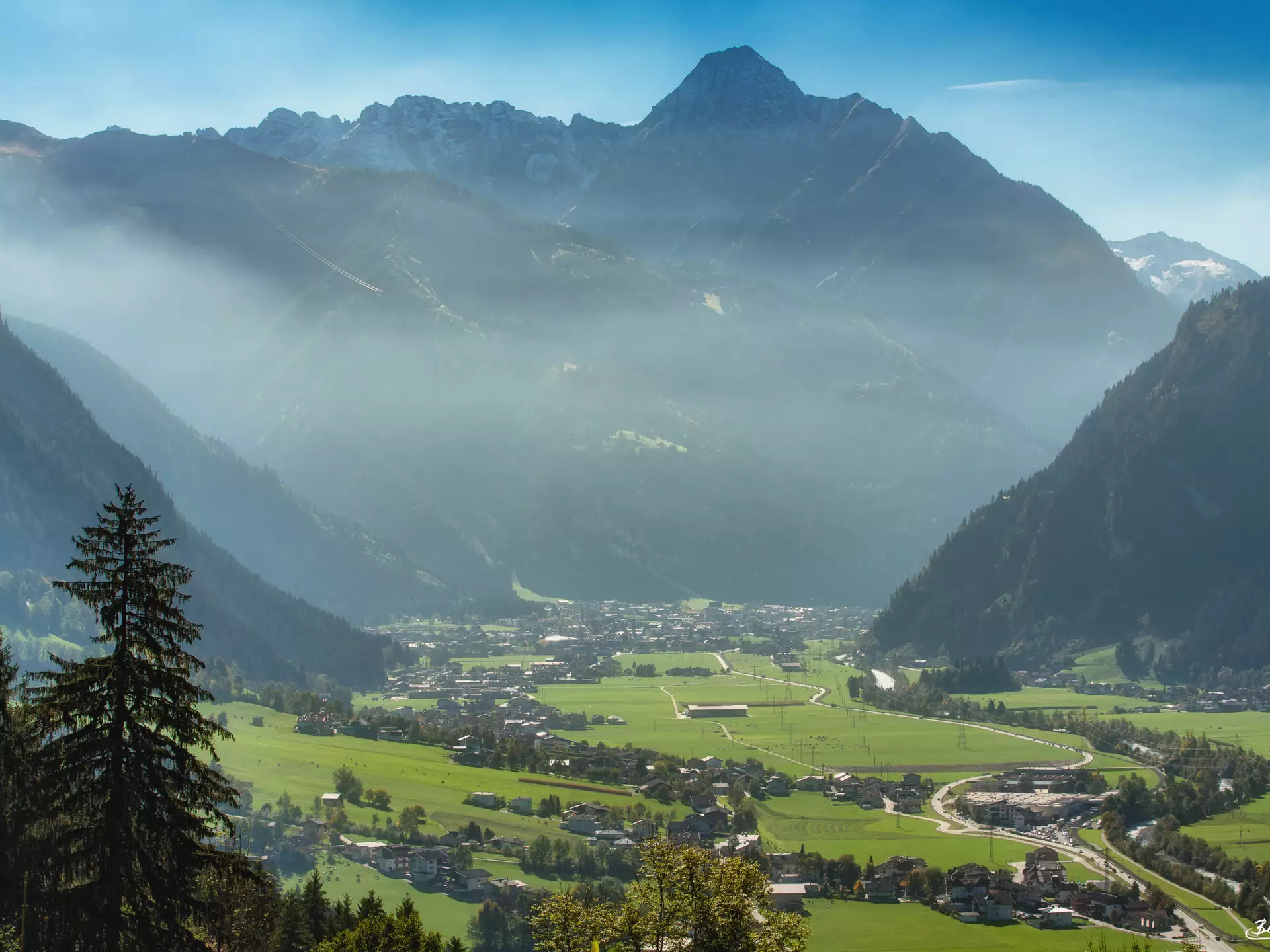 Weitblick über Mayrhofen an einem Sommermorgen