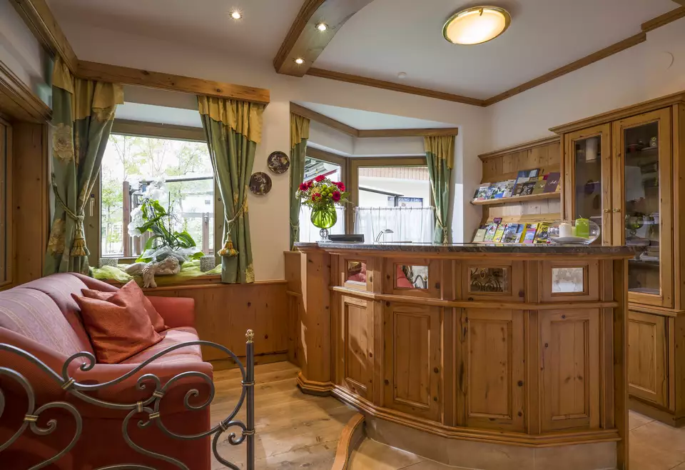 Einladender Rezeptionsbereich im Hotel Andrea