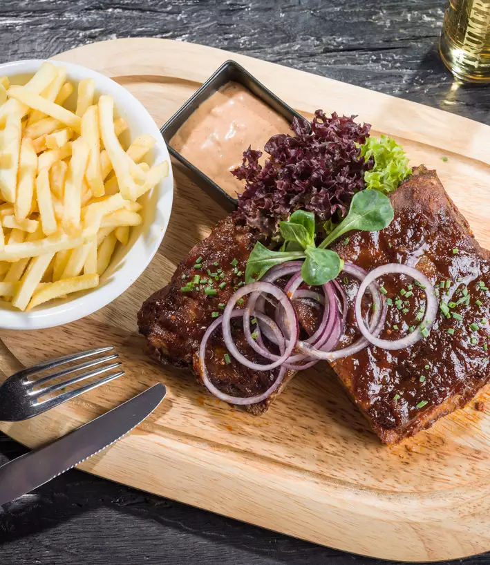 Köstliches Gericht stilvoll präsentiert auf dem Teller