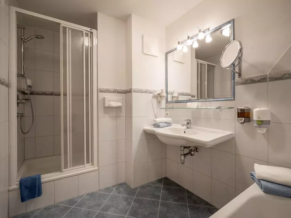 Badezimmer mit Dusche im Doppelzimmer Ahornblick