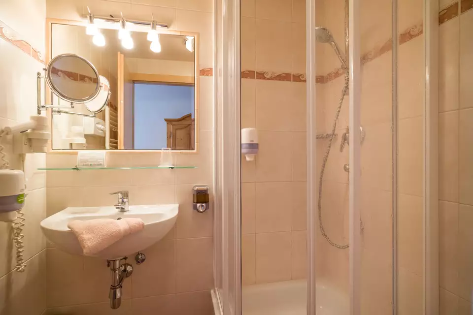 Waschbereich im Badezimmer des Hotelzimmers