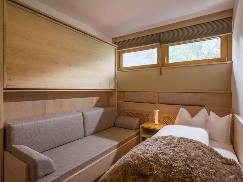 Geräumige Familiensuite mit eigenem Schlafbereich für die Kinder 