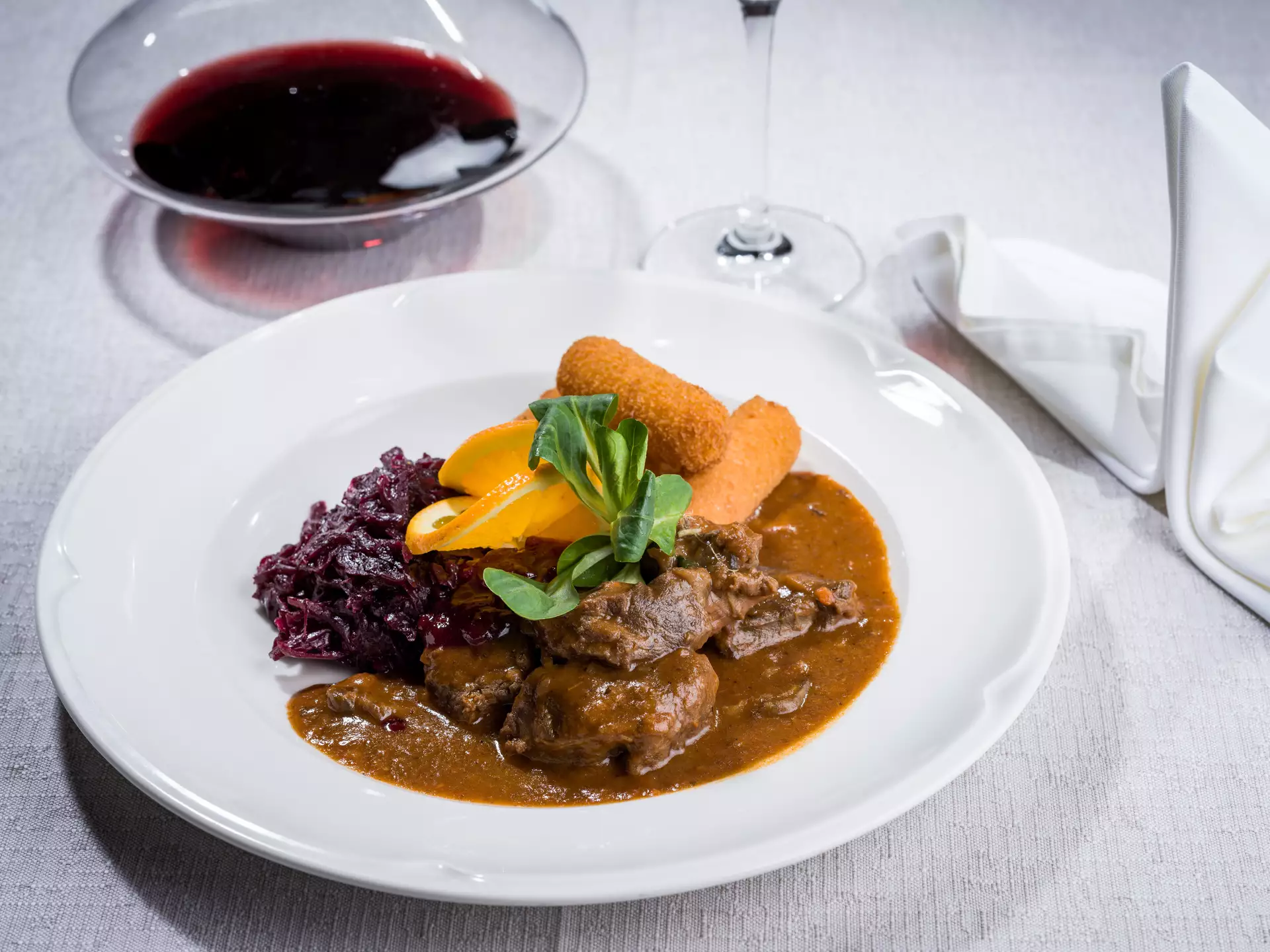 Fein zubereiteter Hauptgang mit saisonalen Zutaten