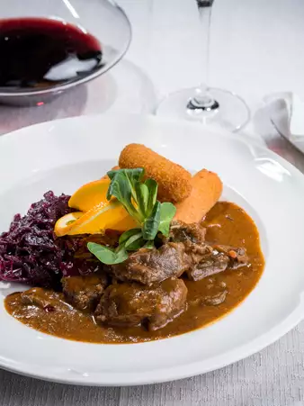 Fein zubereiteter Hauptgang mit saisonalen Zutaten