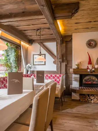 Restaurantbereich mit rustikalem Charme und offenem Kamin