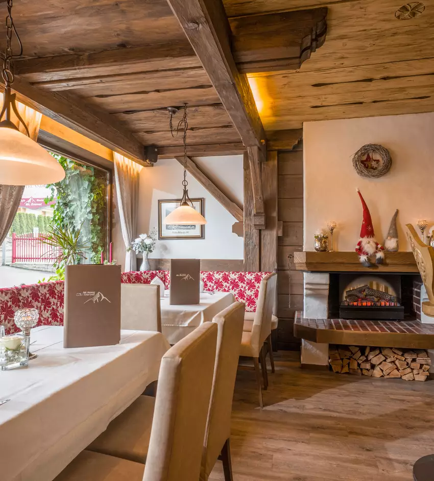 Restaurantbereich mit rustikalem Charme und offenem Kamin